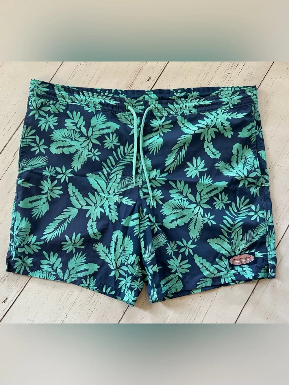 Vineyard Vines Men's Green and Blue Palm Leaf Printed Swim Trunks Size Small